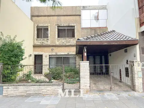 Jose Martí 900. Casa en Flores con gran jardin.