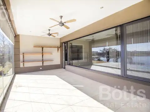 Casa 9 ambientes con 5 baños