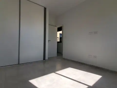 Hermosa casa 2 dorm. con galeria y parrillero a ESTRENAR.