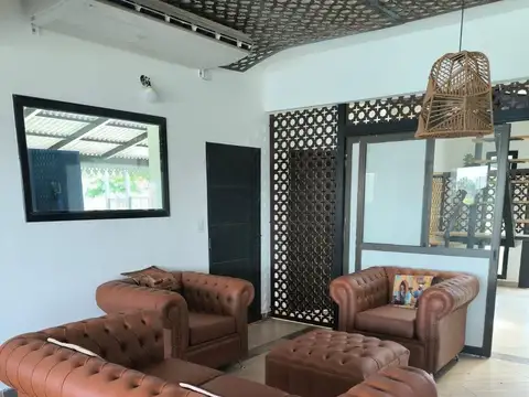 Casa en Alquiler con 4 cocheras