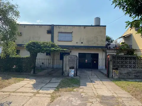 Casa 7 ambientes con 2 baños