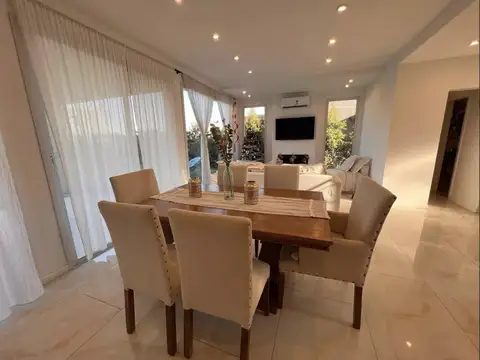 Casa en Venta con 2 cocheras