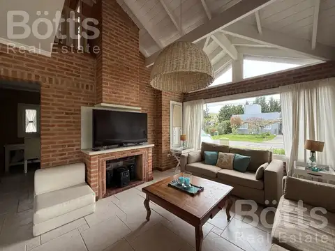 Casa en Venta con 2 cocheras