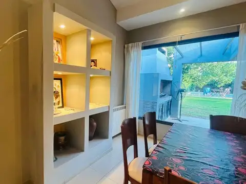 Casa en Venta con 3 cocheras