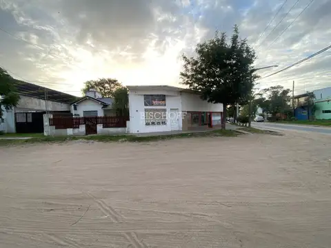 VENTA EN BLOCK DE 3 LOCALES COMERCIALES + DEPTO. 2 AMB + CASA