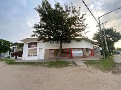 VENTA EN BLOCK DE 3 LOCALES COMERCIALES + DEPTO. 2 AMB + CASA