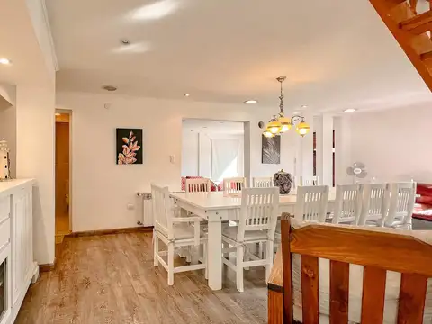 Casa 9 ambientes con 4 baños