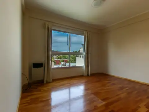 ALQUILER departamento dos dormitorios y balcón.