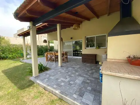 Casa en venta - 4 dormitorios 4 baños - 245mts2  - Villanueva