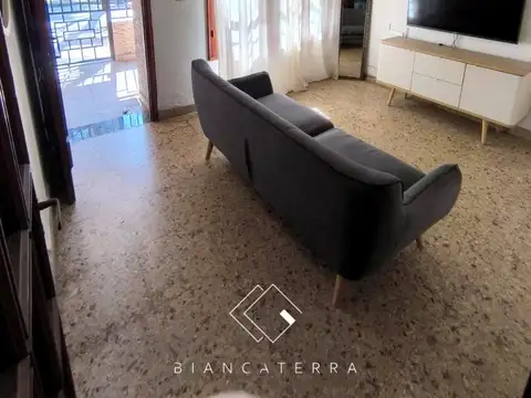 Casa en Alquiler con 1 cochera