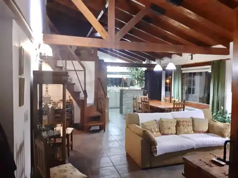 Excelente casa de cuatro ambientes con cochera y jardín.