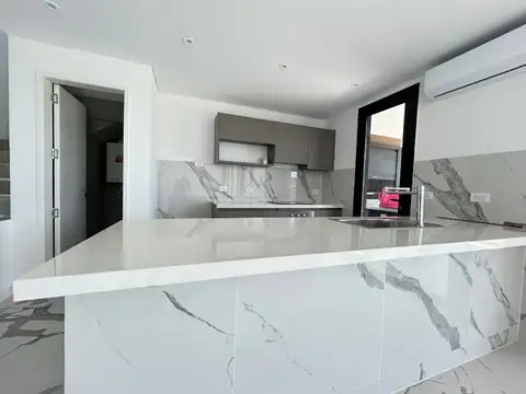 Casa 5 ambientes con 4 baños