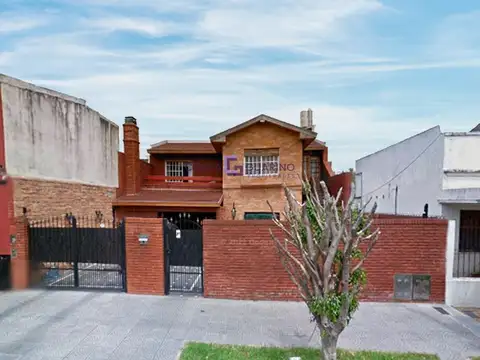 Excelente casa con dos propiedades de 3 ambientes con cochera y pileta