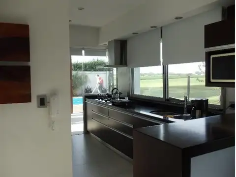 Casa 4 ambientes con 3 baños