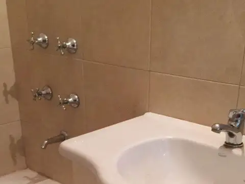 Guayaquil 100, Piso PB