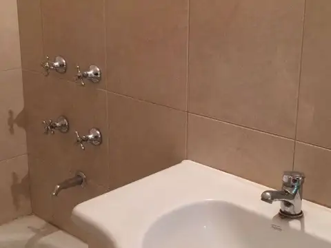 Guayaquil 195 PB. CABALLITO 2 ambientes - ideal uso profesional