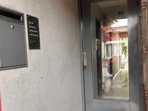 Departamento 1 dormitorio al frente 3er piso por escalera