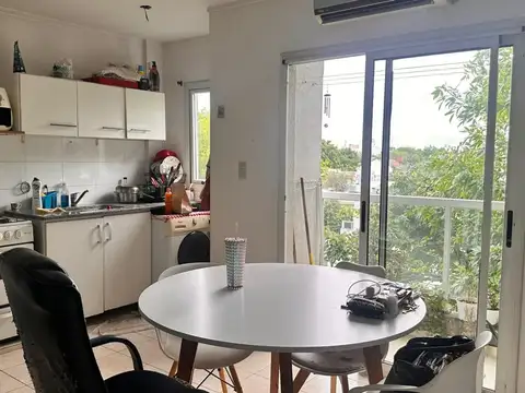 Departamento 1 dormitorio al frente 3er piso por escalera