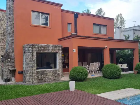 VENTA  EN BARRIO PRIV. LOS 3 CONILES, 6 AMBIENTES, PISCINA