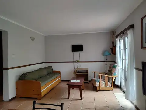 Complejo de 3 casas y bloque de 5 departamentos dúplex.