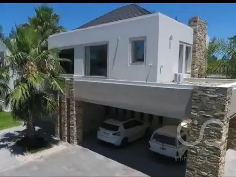 Casa en Venta con 4 cocheras