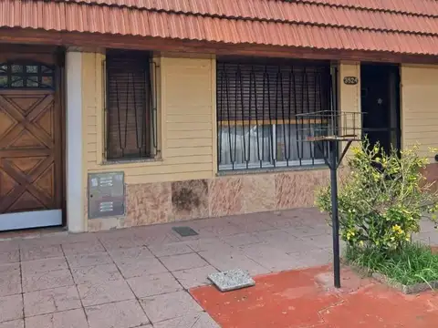 CASA EN DE 4 AMBIENTES CON QUINCHO Y GARAGE  