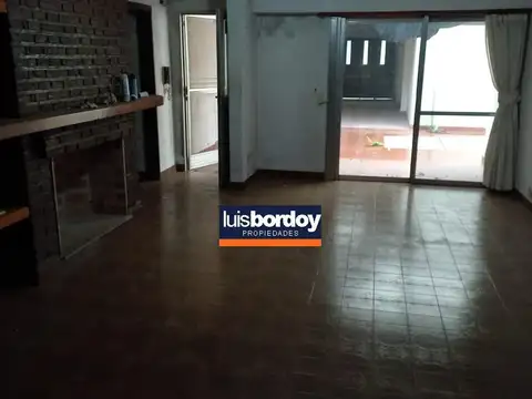 Casa y 2 locales en calle Entre Ríos