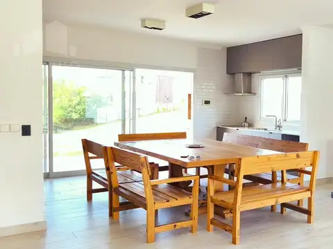 Venta Casa 4 Ambientes en Barrio El Nautico Cazal