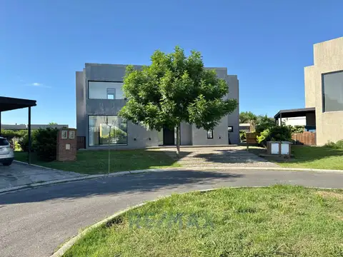 CASA 4 AMB EN VENTA HARAS SANTA MARIA EL MOLINO