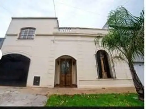 HERMOSA CASA DE 4 AMBIENTES CON COCHERA Y PILETA DE NATACION