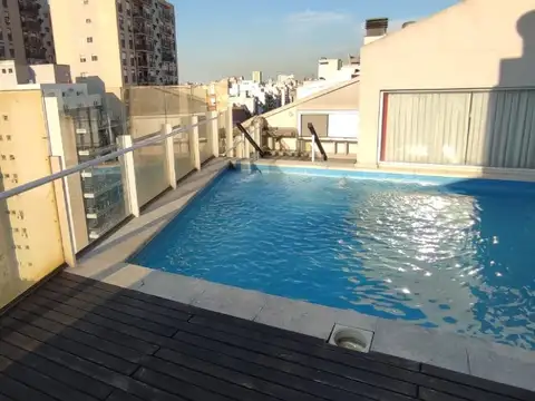 C/COCHERA . 2 AMB C/FTE CON "BALCÓN ATERRAZADO  DE 8X3 IRREGULAR", MUY LUMINOSO.  EN 1ER PISO.  EDIFICIO SEMI NUEVO  CON PILETA, SOLARIUM CON DECK,  S