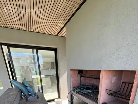 Casa 5 ambientes con 4 baños