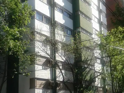 EXCELENTE SEMI PISO, CUATRO AMBIENTES CON COCHERA EN QUILMES CENTRO.