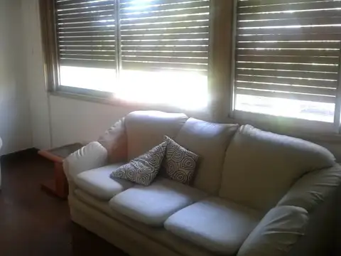 EXCELENTE SEMI PISO, CUATRO AMBIENTES CON COCHERA EN QUILMES CENTRO.