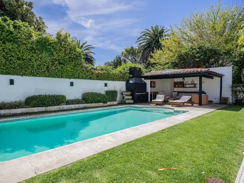 Casa en venta en Olivos. 3 dormitorios. Jardín y pileta. Reciclada a nuevo.