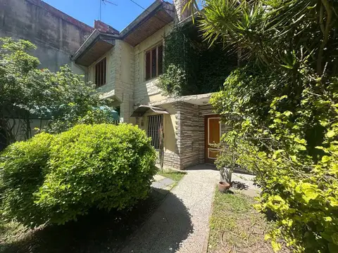 CASA EN VENTA 6 AMB JARDIN TERRAZA Y GARAGE