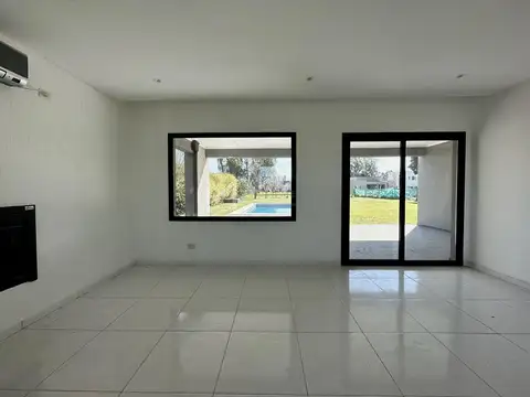 Casa 4 ambientes con 2 baños