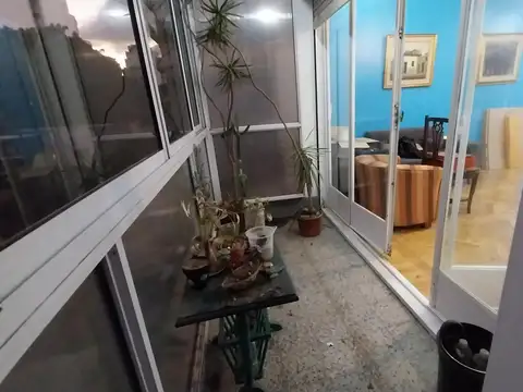 Muy buen departamento de 3 ambientes contra frente con balcón. Excelente ubicación.