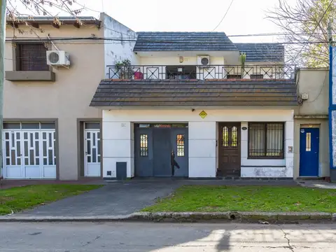 VENTA - CASA TRES DORMITORIOS CON COCHERA PATIO Y BALCON ATERRAZADO - BARRIO ALBERDI
