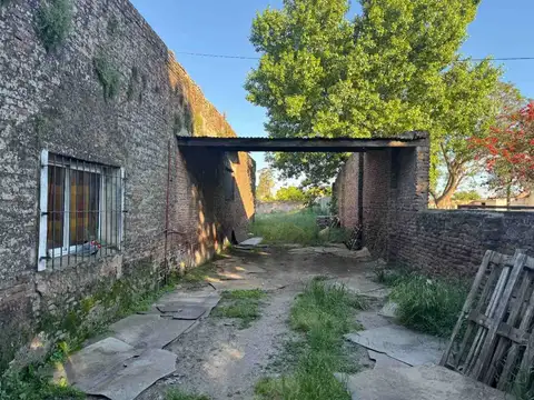 Casa 8 ambientes con 1 baño