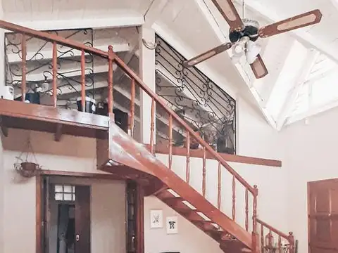 Casa en venta - 5 dormitorios 3 baños - Cocheras - 300mts2 totales - Berazategui