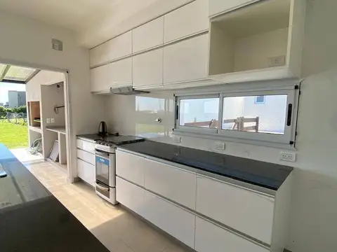 Casa 5 ambientes con 3 baños