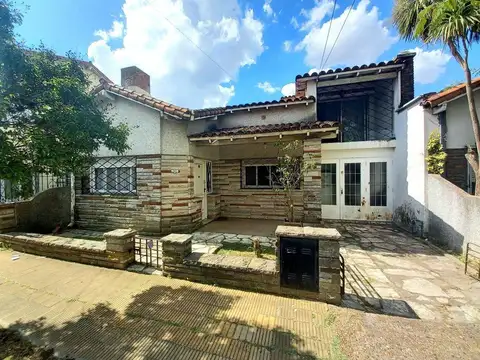 HERMOSA CASA EN CASTELAR NORTE CON JARDIN