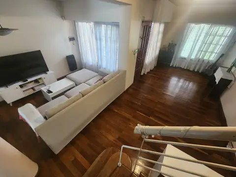 Jardín al Frente y Fondo de La Casa - Pileta - Galería con Parrillero