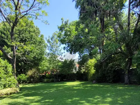 Casa 8 ambientes con 2 baños