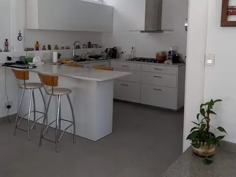 CASA EN VENTA 4 AMBIENTES, MARTINEZ