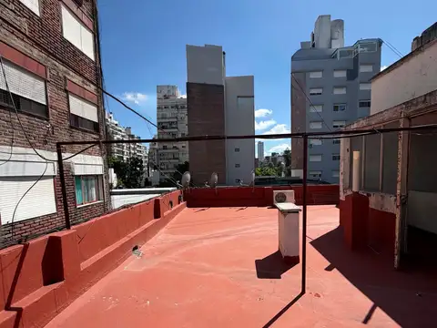 A metros de Pellegrini - Acceso por escalera