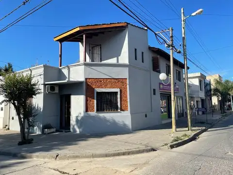 Casa con pequeño local alquilado