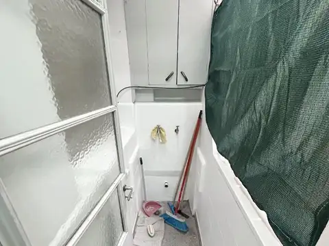 Departamento de 2 amb. amplio al frente c/ balcón frances