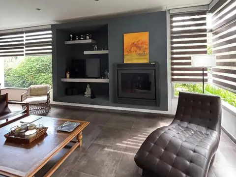 Casa en Venta con 3 cocheras